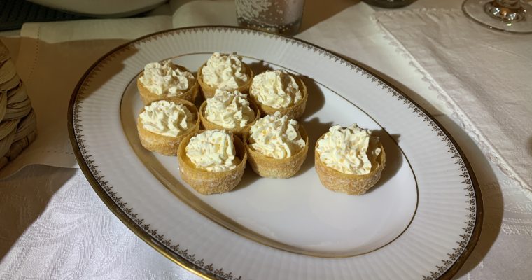 Löjromskrustader med äggulekräm