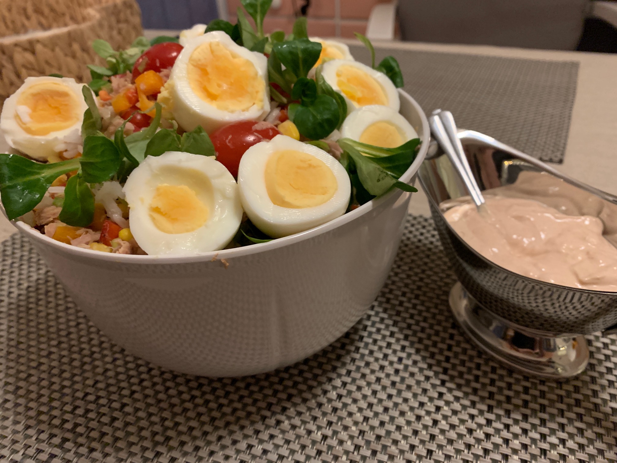 Tonfisksallad med ris och ägg