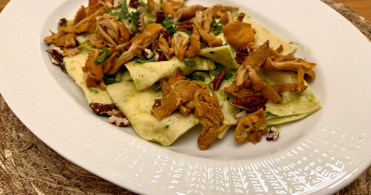 Hemgjord ravioli med kantareller, dragonsmör och rostade pekannötter