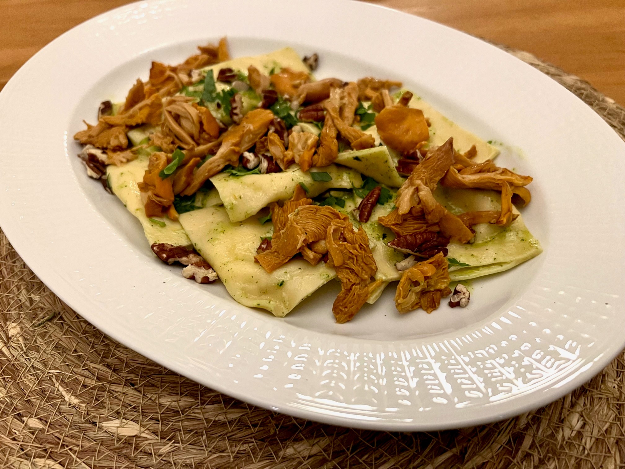 Hemgjord ravioli med kantareller, dragonsmör och rostade pekannötter