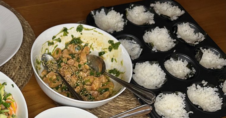 Sesam och ingefärssmakande SALMA-laxröra med sushirisskålar