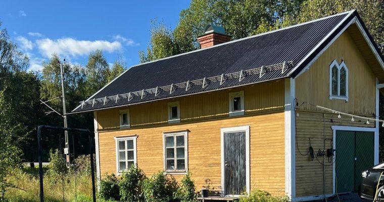 Ladan, bakstugan eller eventuellt drängstugan får lite färg