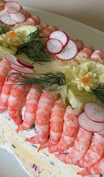 Smörgåstårta med ägg och skaldjur