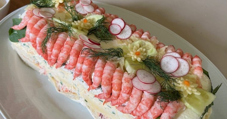 Smörgåstårta med ägg och skaldjur