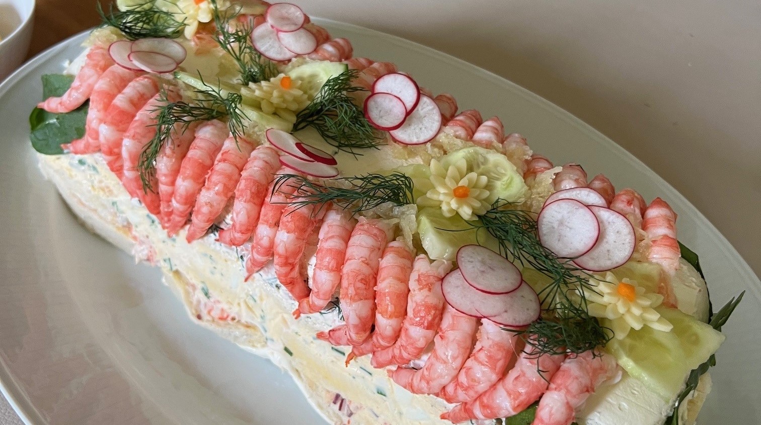 Smörgåstårta med ägg och skaldjur