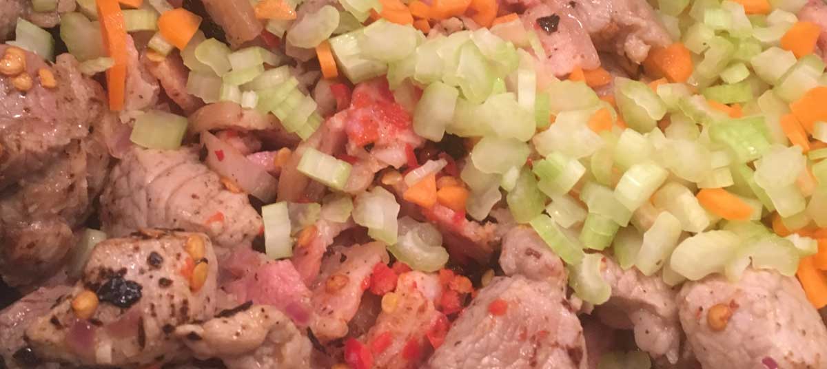 Chili på picknickbog serverad som burritos
