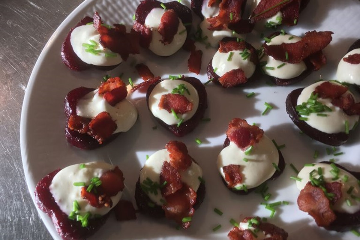 Stekta rödbetshjärtan med ädelost och bacon