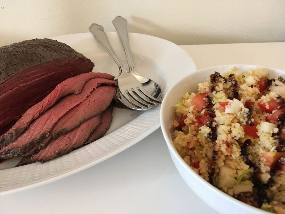 Helstekt rostbiff med päroncouscous och Crema di balsamico