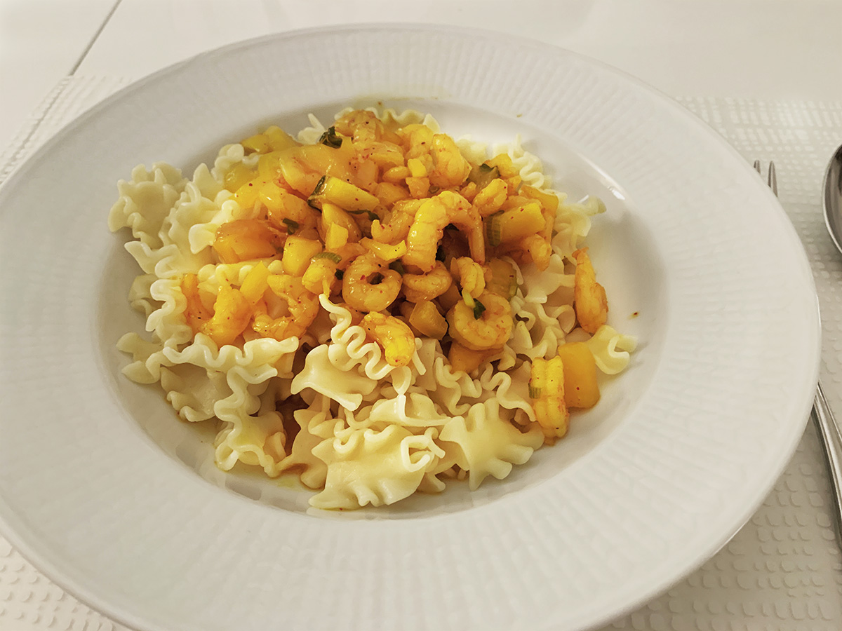 Solgul räkpastasås med saffran