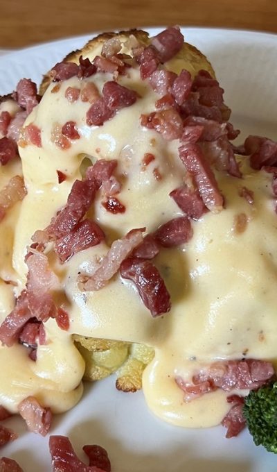 Blomkål med broccoli, ostsås och bacon