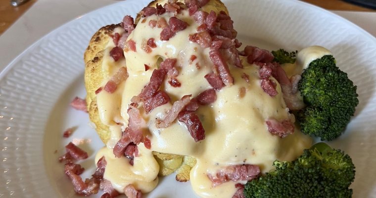 Blomkål med broccoli, ostsås och bacon