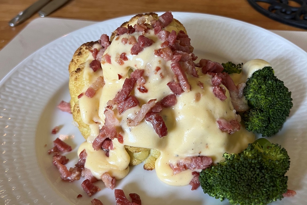 Blomkål med broccoli, ostsås och bacon