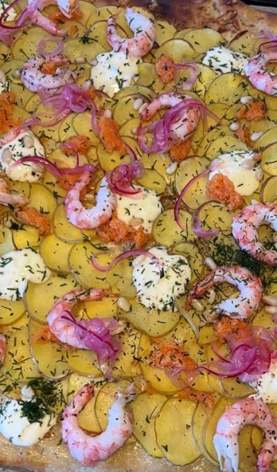 Pizza bianca med räkor och potatis