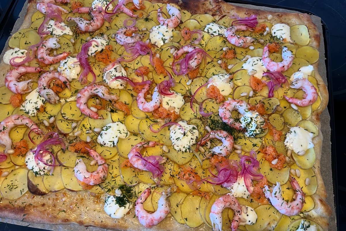 Pizza bianca med räkor och potatis