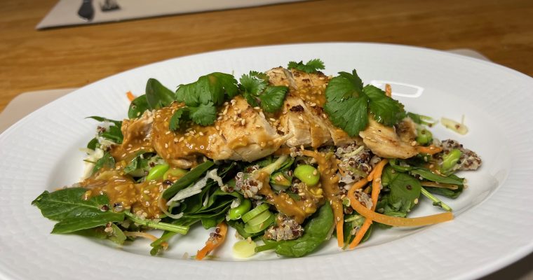 Kyckling- och quinoasallad med asiatiska toner