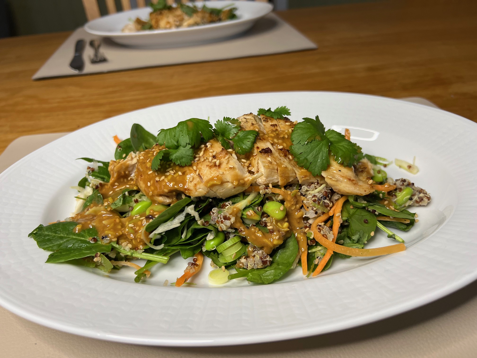 Kyckling- och quinoasallad med asiatiska toner