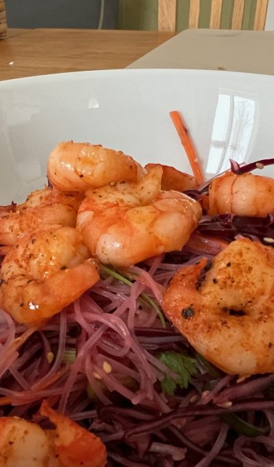 Rosa glasnudelsallad med räkor på vietnamesiskt vis
