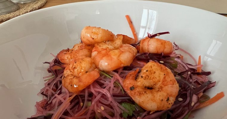 Rosa glasnudelsallad med räkor på vietnamesiskt vis