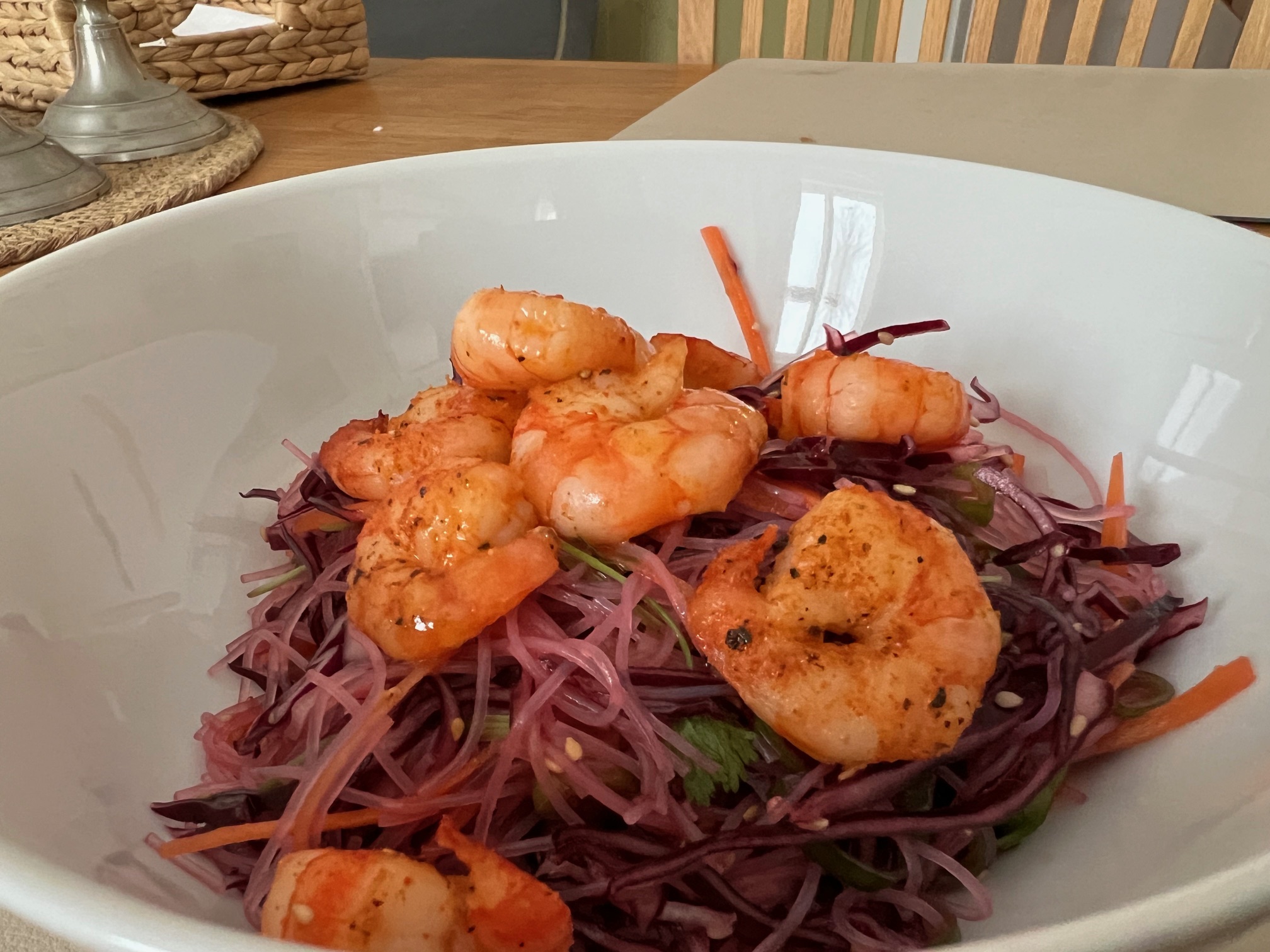 Rosa glasnudelsallad med räkor på vietnamesiskt vis